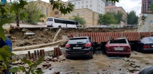 Bakıda avtomobillər dağıntı altında qaldı - FOTO