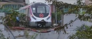 Metro qatarı divarı deşib çölə çıxdı - VİDEO