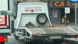 Sürücü evakuatoru işıqforun altında saxlayıb hərəkətə maneə yaratdı – 77-TE-419 - VİDEO 