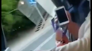 Taksi sürücüsünün pulunu verməyən sərnişin qapını açıb...  - VİDEO