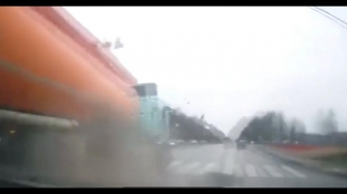 Diqqətsizliyin nəticəsi qəzayla bitdi - VİDEO