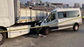 В Турции в ДТП с перевозившим школьников микроавтобусом погибли два человека, 10 пострадали 