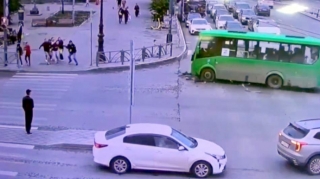 Halı pisləşən avtobus sürücüsü ağır qəza törətdi; 4 nəfər öldü - VİDEO 