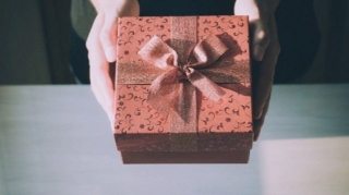 Hədiyyə vermək bəhanəsi ilə mənzilə daxil olub, təqaüdçünü qarət etdilər