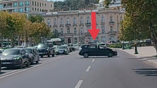 Sıxlıqda qalmaq istəməyən sürücü 100 manatlıq qayda pozdu - VİDEO