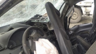 Bakıda “Toyota” “Kamaz"la toqquşdu: sürücü əzilmiş maşında öldü 
