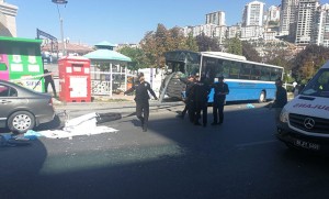 Sərnişin avtobusu dayanacağa çırpıldı: 3 ölü, çox sayda yaralı - VİDEO