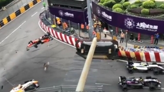 "Formula"da dəhşətli qəza: iki fotoqraf belə yaralandı  - VİDEO