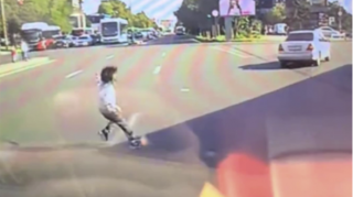 Azyaşlı özünü maşının qabağına atdı - VİDEO