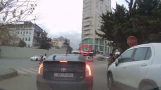 В Баку на этой улице можно проехать на красный свет — ШТРАФА НЕТ — ВИДЕО 