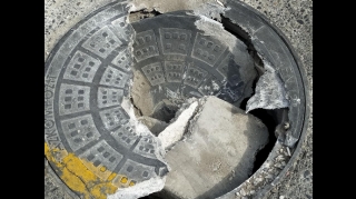 Xırdalanda preslənmiş kartondan kanalizasiya qapağı  - FOTO