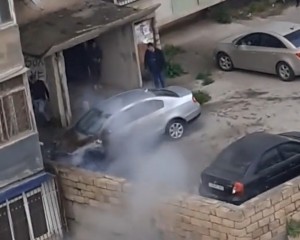 Bakıda avtomobil öz-özünə alışdı - VİDEO