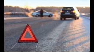 Şəmkirdə maşın ağaca çırpıldı: Ölən var 