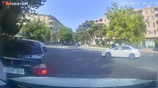 Prospektdə ara məsafəsi saxlamayan sürücü “BMW”ni vurdu    - ANBAAN VİDEO