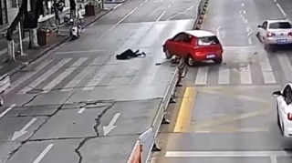 Avtomobil maşını, maşın da piyadanı vurdu   - VİDEO