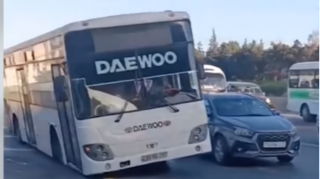 Paytaxtın ölüm saçan avtobusu: bir  tərəfi əyilib  - VİDEO 