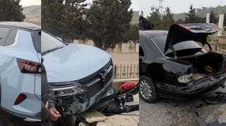 Bakıda avtomobillər toqquşdu, biri qəbirə çırpıldı - VİDEO 
