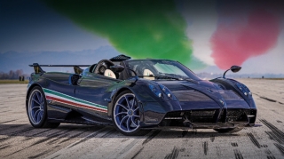 Pagani Huayra Tricolore  стала подарком пилотажной группе  - ВИДЕО