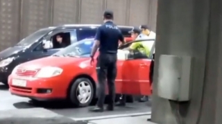 В Баку произошел инцидент между сотрудниками ДПС и водителем - ВИДЕО