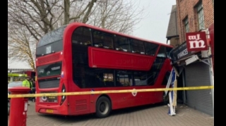 В Лондоне двухэтажный автобус врезался в здание  - ВИДЕО