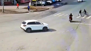 Piyadaları vuran motosikletli hadisə yerindən qaçdı - VİDEO 