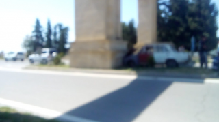 İdarəetmədən çıxan maşın şəhərin giriş qapısına çırpıldı 