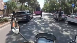 Sürücü keçiddə maşını piyadaların üstünə sürdü - VİDEO