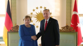 Эрдоган обсудил с Меркель ситуацию в Карабахе