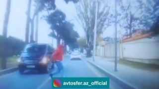 İki maşının arasından çıxıb avtomobilin önünə tullanan piyada  - VİDEO