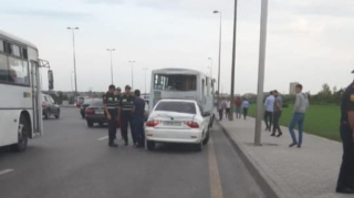 Minik avtomobili avtobusun qarşısına çıxdı