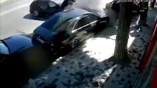 Bakıda dəhşətli qəza:  Zərbənin təzyiqi kişini maşının üstünə atdı  - VİDEO