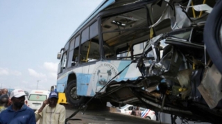 Avtobus yük avtomobilinə çırpıldı: 20 ölü 