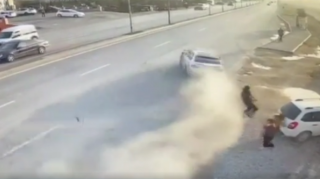 Bakıda sürücü idarəetməni itirdi:  Piyadalar son anda ölümdən xilas oldular - ANBAAN VİDEO 