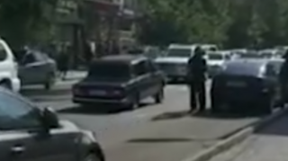 Bakıda   arxası yerlə sürünən "VAZ 2107" görün nələr edir  - VİDEO