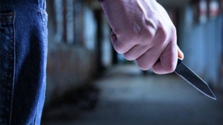 Avtobus dayanacağında tanımadığı şəxsi bıçaqladı 