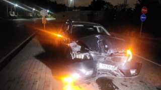 Avtomobil işıq dirəyinə çırpıldı, 1 YARALI - FOTO 