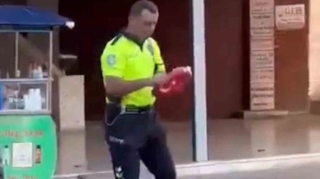 Türkiyəli polisin bayrağına göstərdiyi yüksək ehtiram - VİDEO 