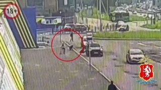 İtdən qaçan uşağı avtomobil vurdu - VİDEO 