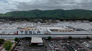 "Tesla" zavodunun işçisi şirkətə qarşı 51 milyon dollarlıq iddia qaldırıb 