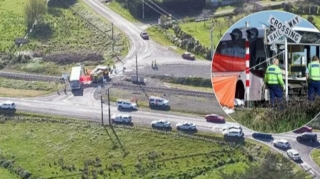 Məktəbli avtobusu ilə qatar toqquşdu;  azı 40 nəfər xəsarət alıb - FOTO 