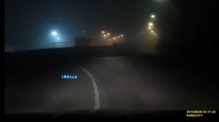 Sərt döngə nişanına əhəmiyyət verməyən sürücü ağır qəzaya düşdü - VİDEO