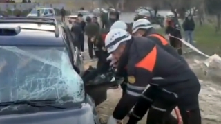 Sumqayıtda iki maşın toqquşdu - Sürücü belə xilas edildi - VİDEO 