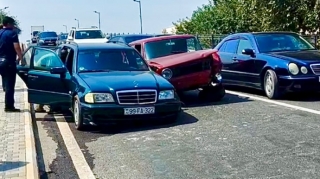 Kürdəmirdə qayda pozan “VAZ” sürücüsü “Mercedes”i vurdu    - VİDEO