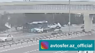 Başı telefona qarışan  “Lexus” sürücüsü aeroport yolunda zəncirvari qəza törətdi   - VİDEO