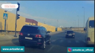 Telefonla oynayaraq yolu kəsən xanım sürücü  - VİDEO