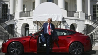 Трамп задумался о продаже своего автомобиля Tesla после ссоры с Маском 