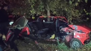 Füzulidə avtomobil ağaca çırpılıb, 2 ölü, 5 yaralı var   - FOTO