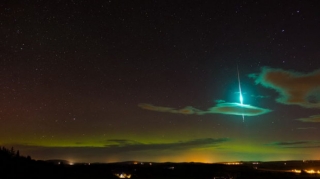 Rusiya səmalarında xüsusi parlaqlığı olan meteorit partladı - VİDEO  