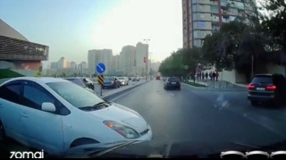 Qayda pozan “Prius” sürücüsü “BMW”ni vurmaqdan  son anda yayındı  - VİDEO