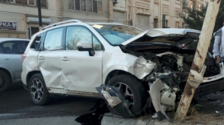 Bakıda "Toyota" dirəyə çırpıldı, ölən və yaralanan var 